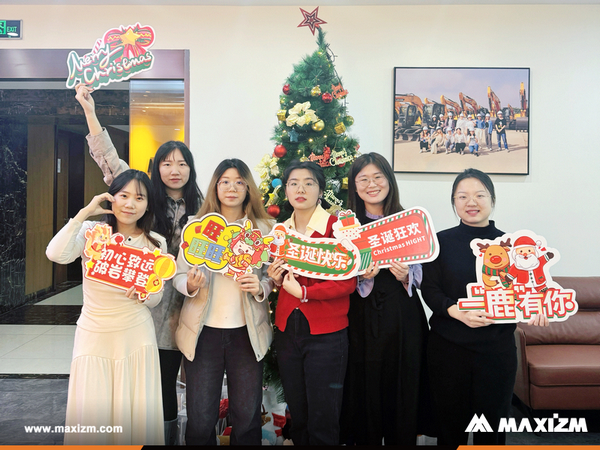 MAXIZM Team Gathering For Christmas With Joy And Delights