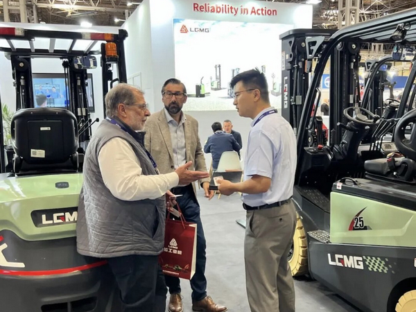 LGMG Electric Forklifts: Big Hit at IMHX 2025!