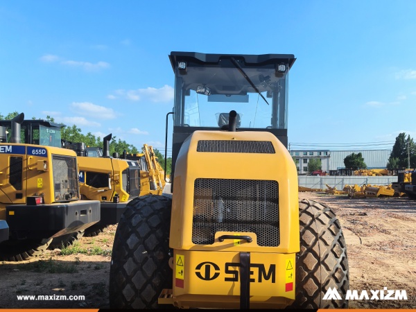 Panama - 1 Unit SEM 512 Road Roller