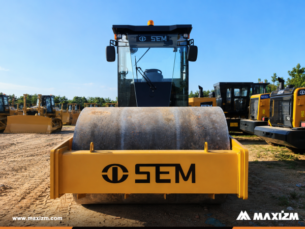 Panama - 1 Unit SEM 512 Road Roller